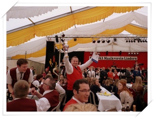 1. Platz Kreismusikfest 2012 Lindern Andre Murra hält den Pokal für den 1. Platz in Händen
